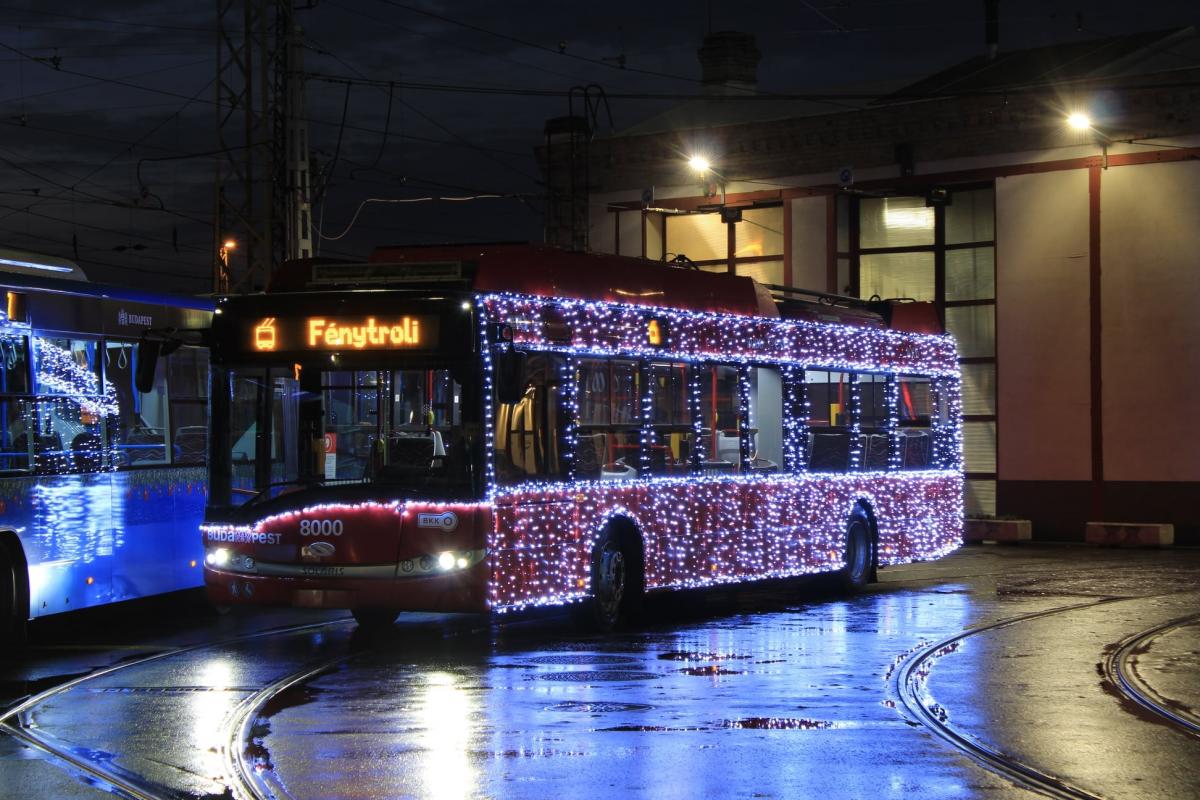 Vánoční tramvaje, autobusy a trolejbusy rozsvítily ulice