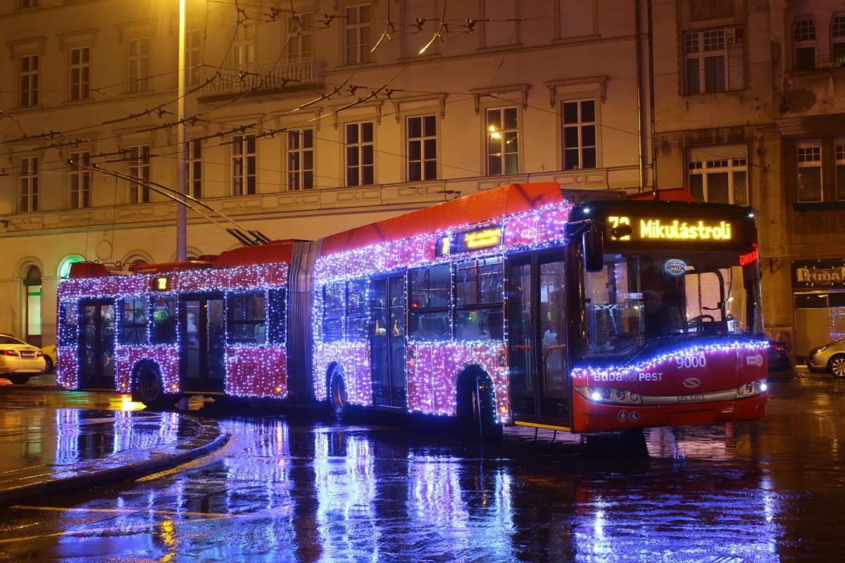 Vánoční tramvaje, autobusy a trolejbusy rozsvítily ulice 