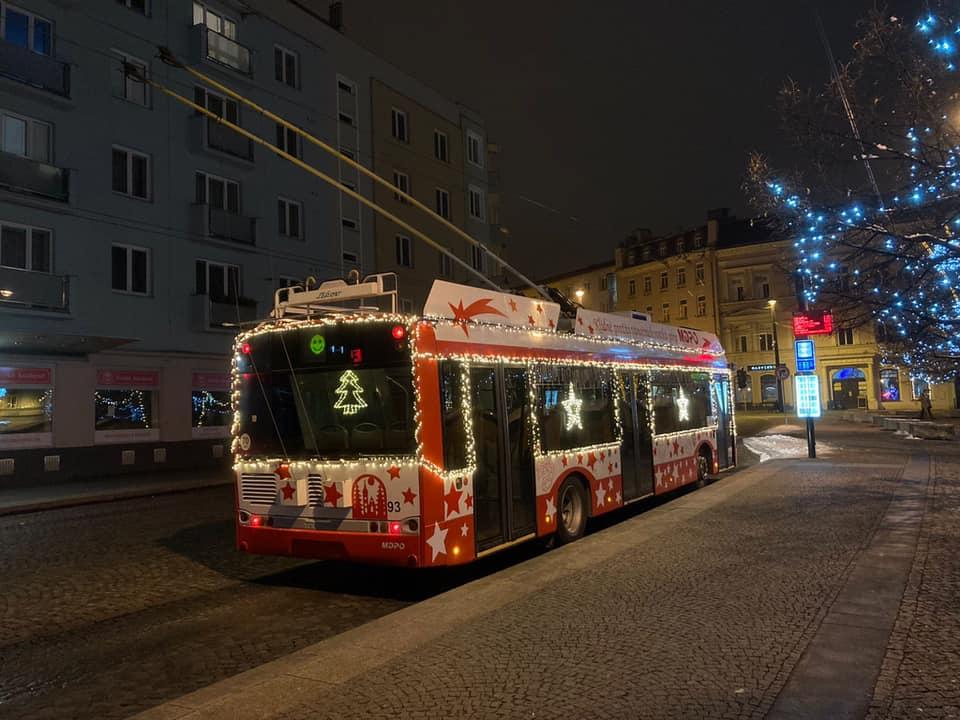 Vánoční tramvaje, autobusy a trolejbusy rozsvítily ulice