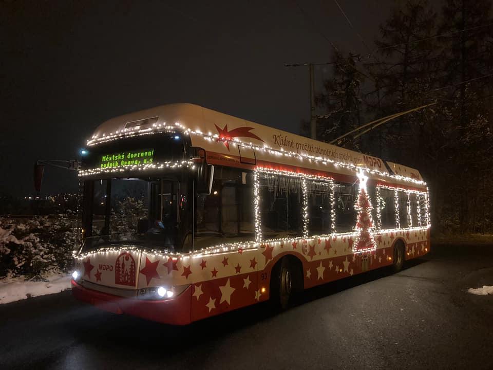 Vánoční tramvaje, autobusy a trolejbusy rozsvítily ulice