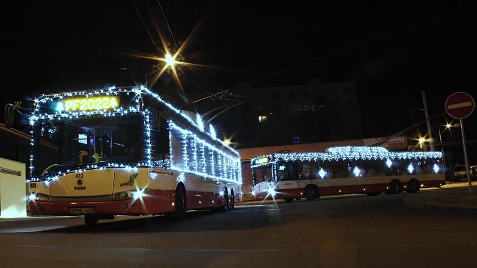 Vánoční tramvaje, autobusy a trolejbusy rozsvítily ulice