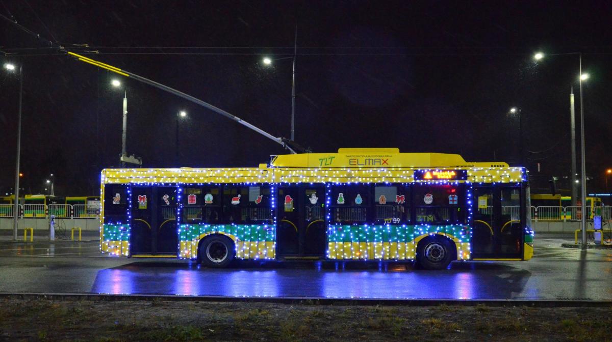 Vánoční tramvaje, autobusy a trolejbusy rozsvítily ulice