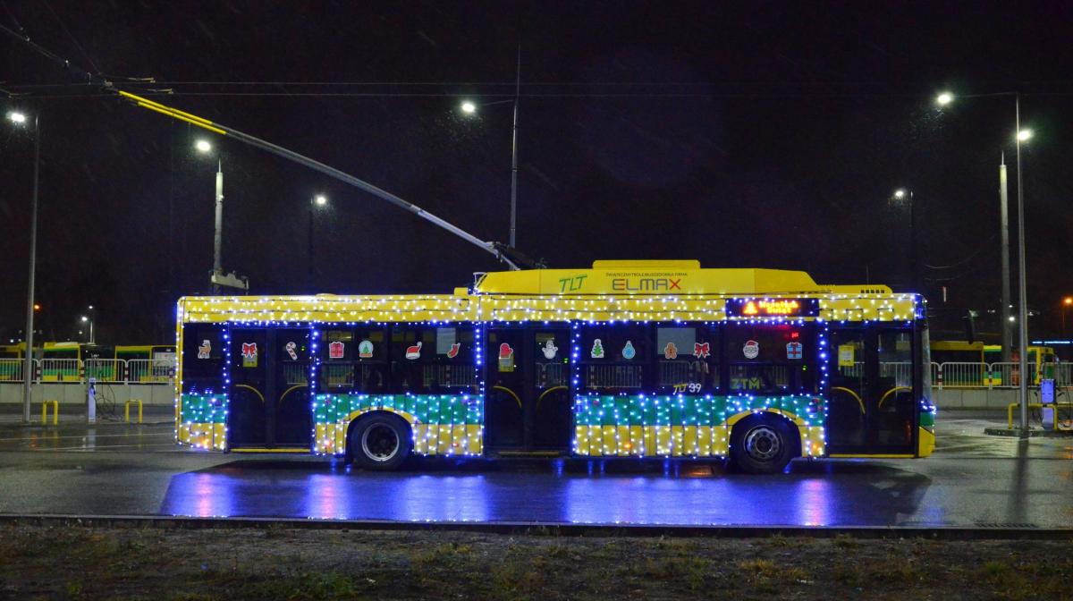 Vánoční tramvaje, autobusy a trolejbusy rozsvítily ulice 