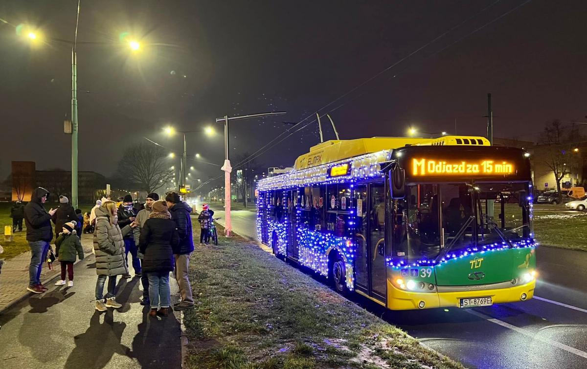 Vánoční tramvaje, autobusy a trolejbusy rozsvítily ulice 