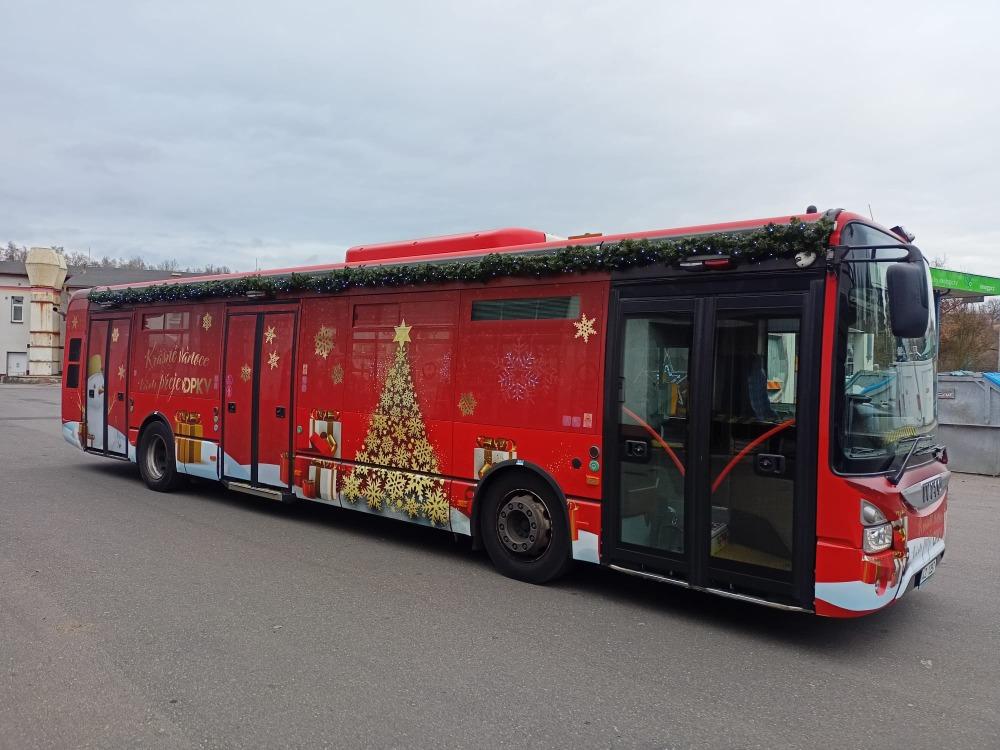 Vánoční tramvaje, autobusy a trolejbusy rozsvítily ulice