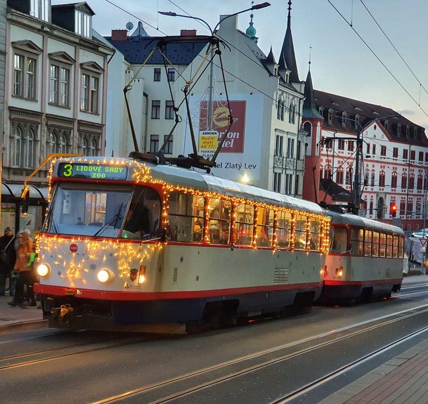 Vánoční tramvaje, autobusy a trolejbusy rozsvítily ulice 