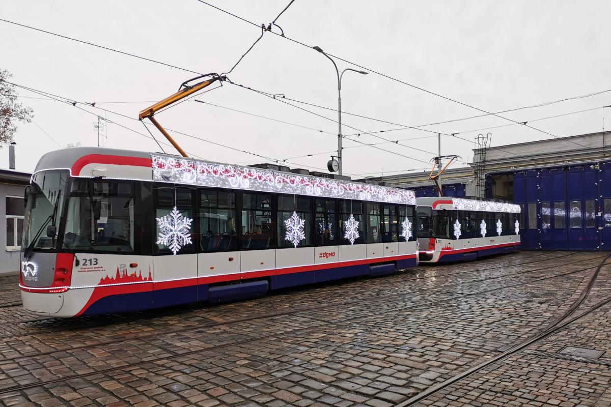 Vánoční tramvaje, autobusy a trolejbusy rozsvítily ulice 