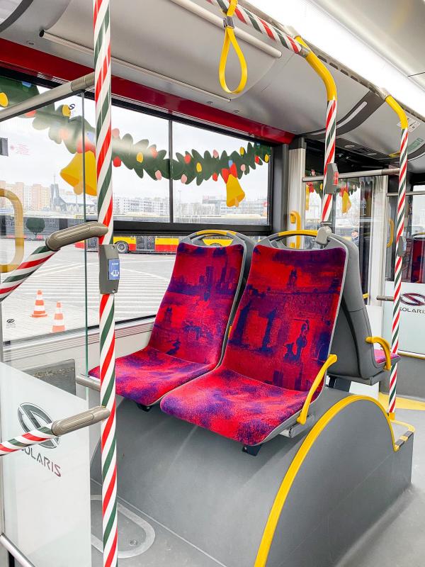 Vánoční tramvaje, autobusy a trolejbusy rozsvítily ulice
