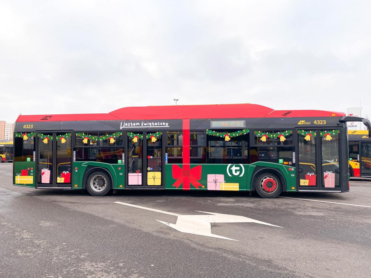 Vánoční tramvaje, autobusy a trolejbusy rozsvítily ulice
