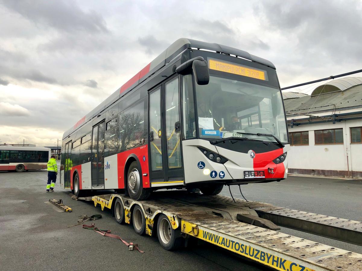 První elektrobus Škoda E’CITY dorazil do garáží DPP ve Vršovicích