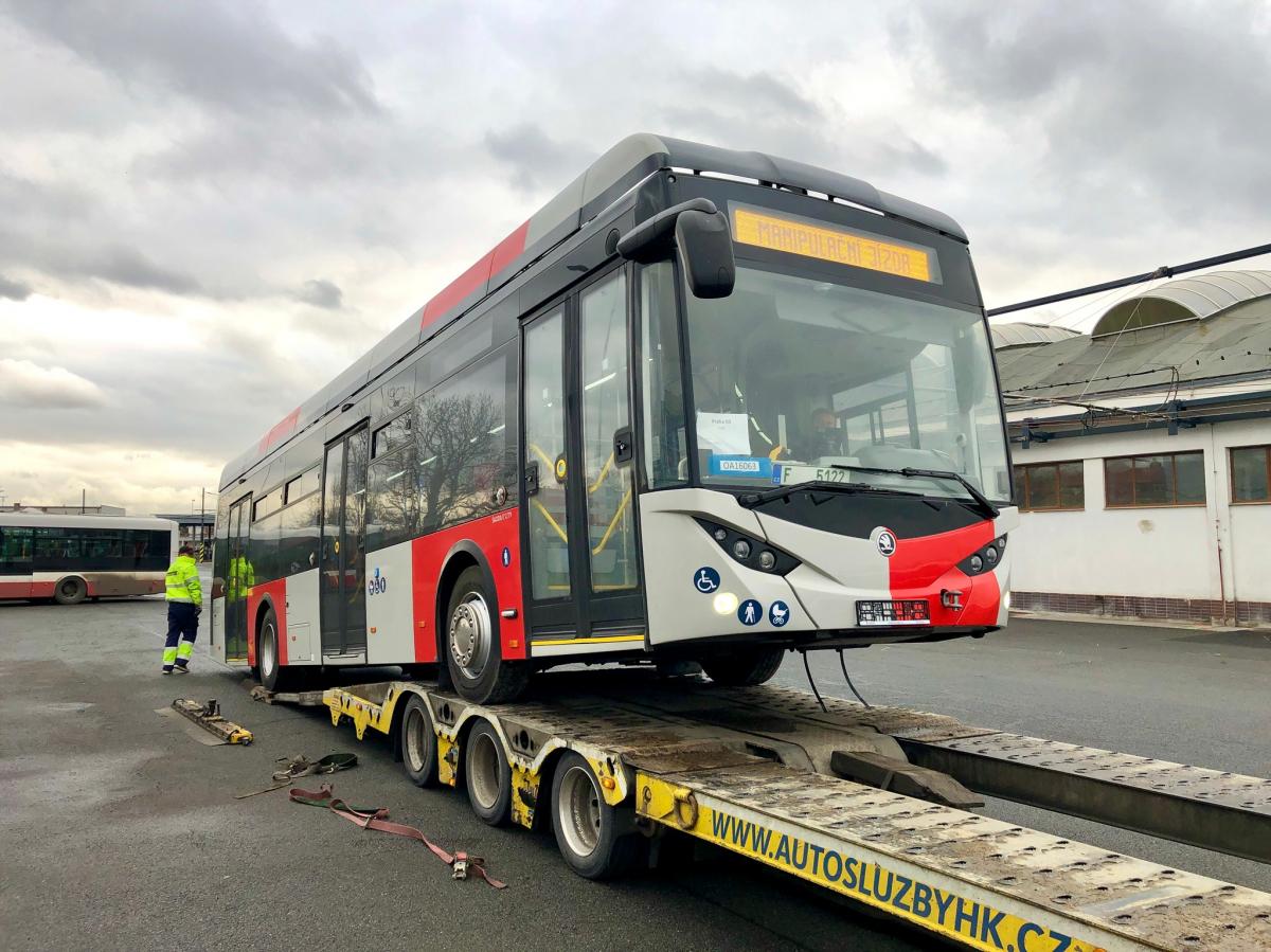 První elektrobus Škoda E’CITY dorazil do garáží DPP ve Vršovicích 