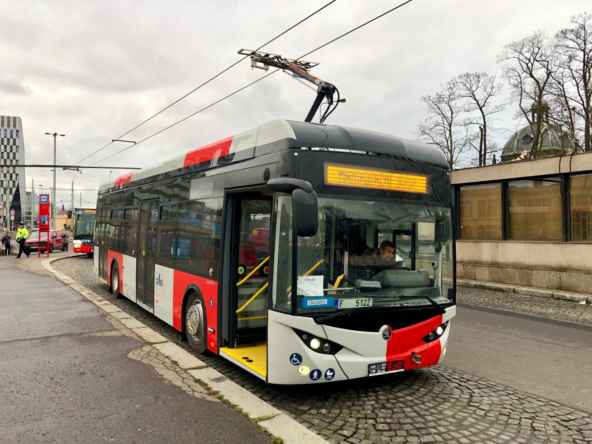První elektrobus Škoda E’CITY dorazil do garáží DPP ve Vršovicích 