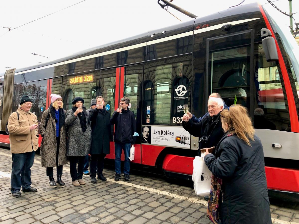 Desátá pražská tramvaj 15T má jméno