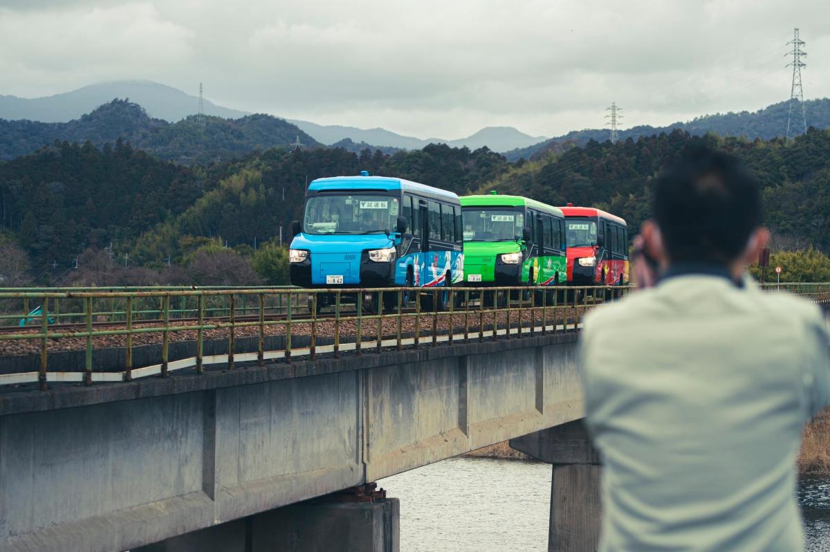 Autobus nebo vlak. V Japonsku jezdí DMV