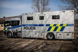 Policie ČR má nové vozidlo Scania pro přepravu koní