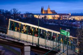 Vánoční tramvaje, autobusy a trolejbusy rozsvítily ulice 