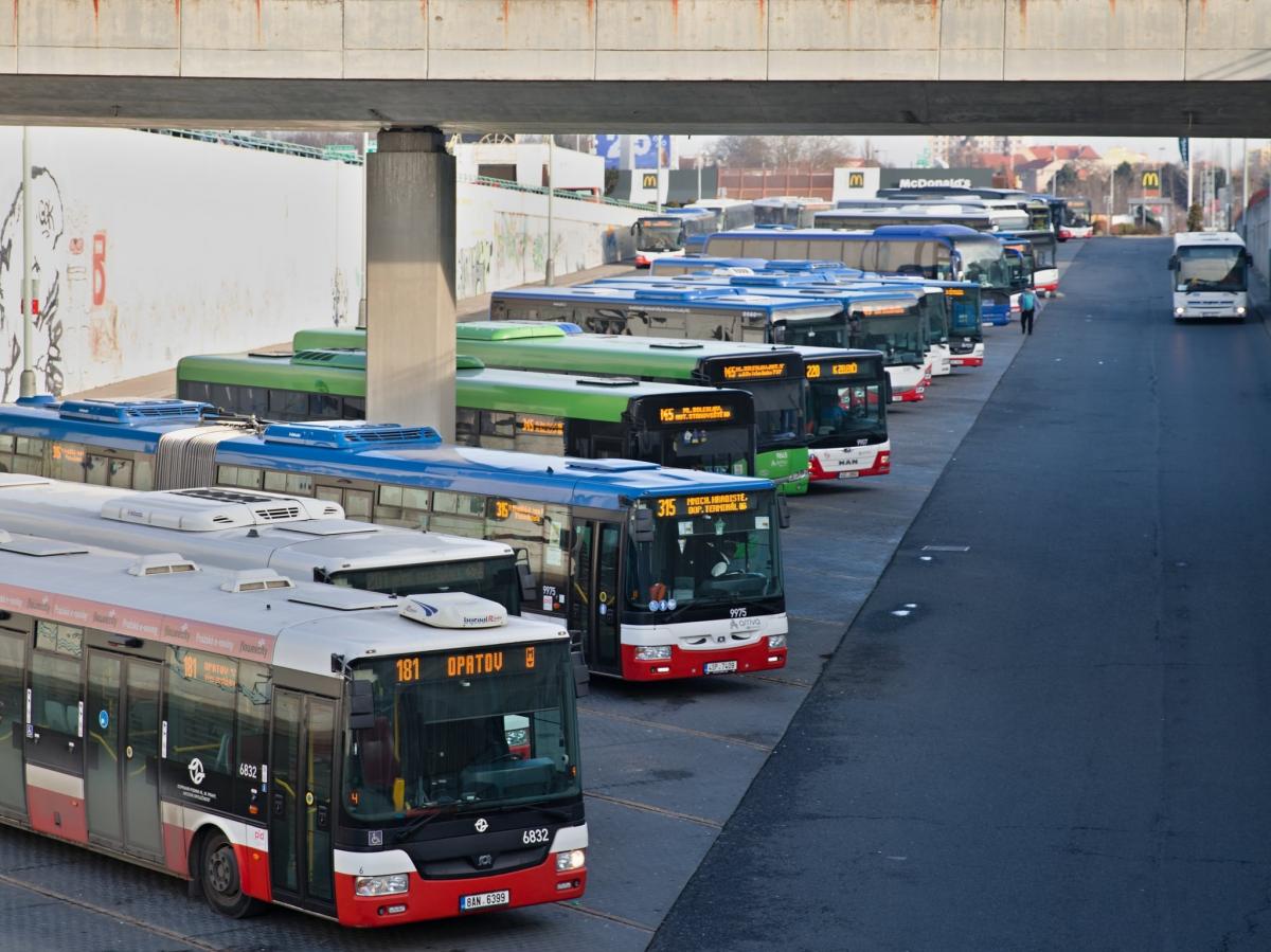 Šíření covid-19 může způsobit další omezování spojů