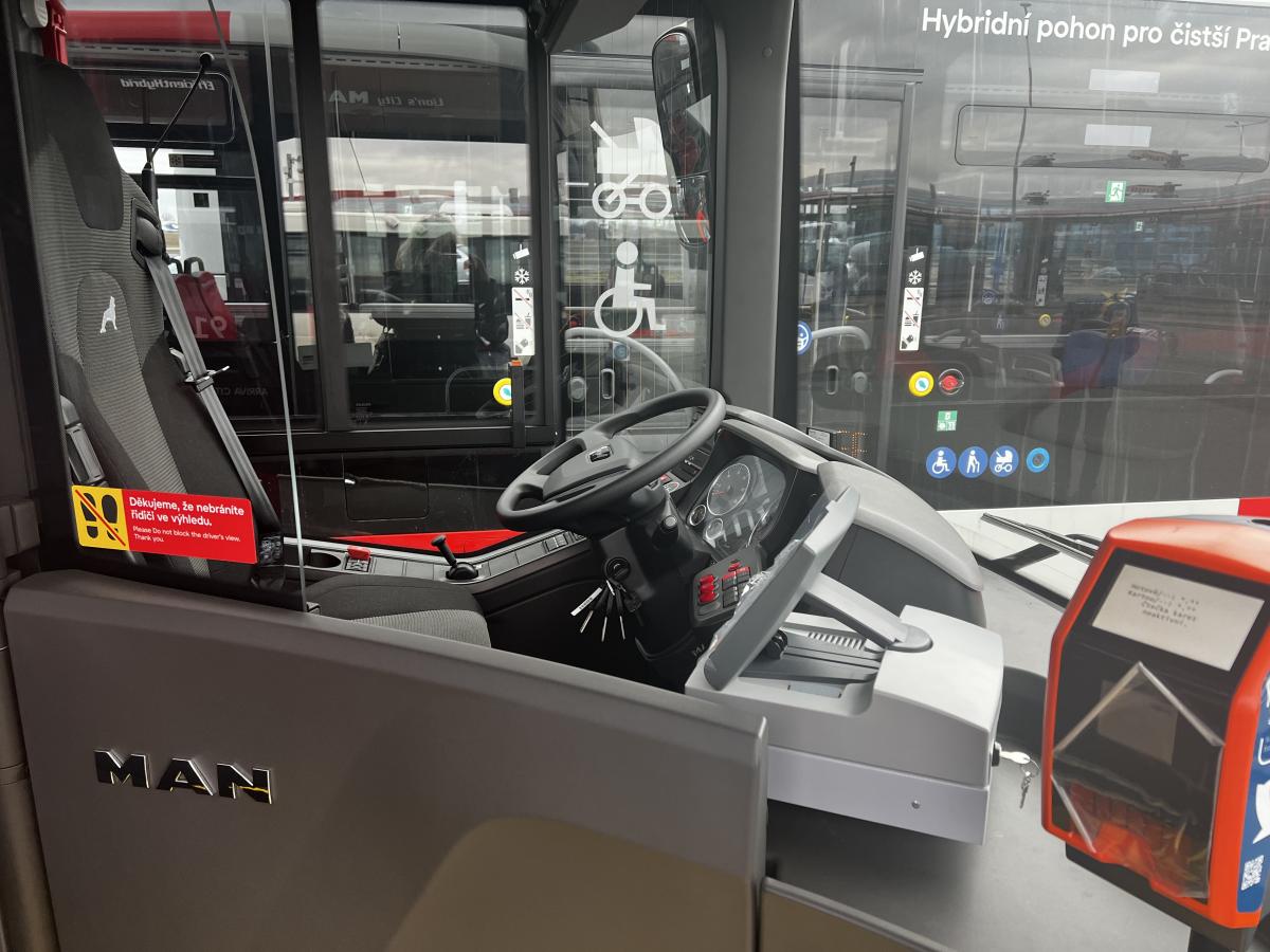 MAN předal Arrivě sedm nových městských autobusů pro PID