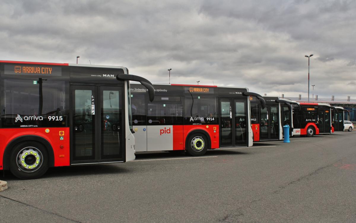 MAN předal Arrivě sedm nových městských autobusů pro PID