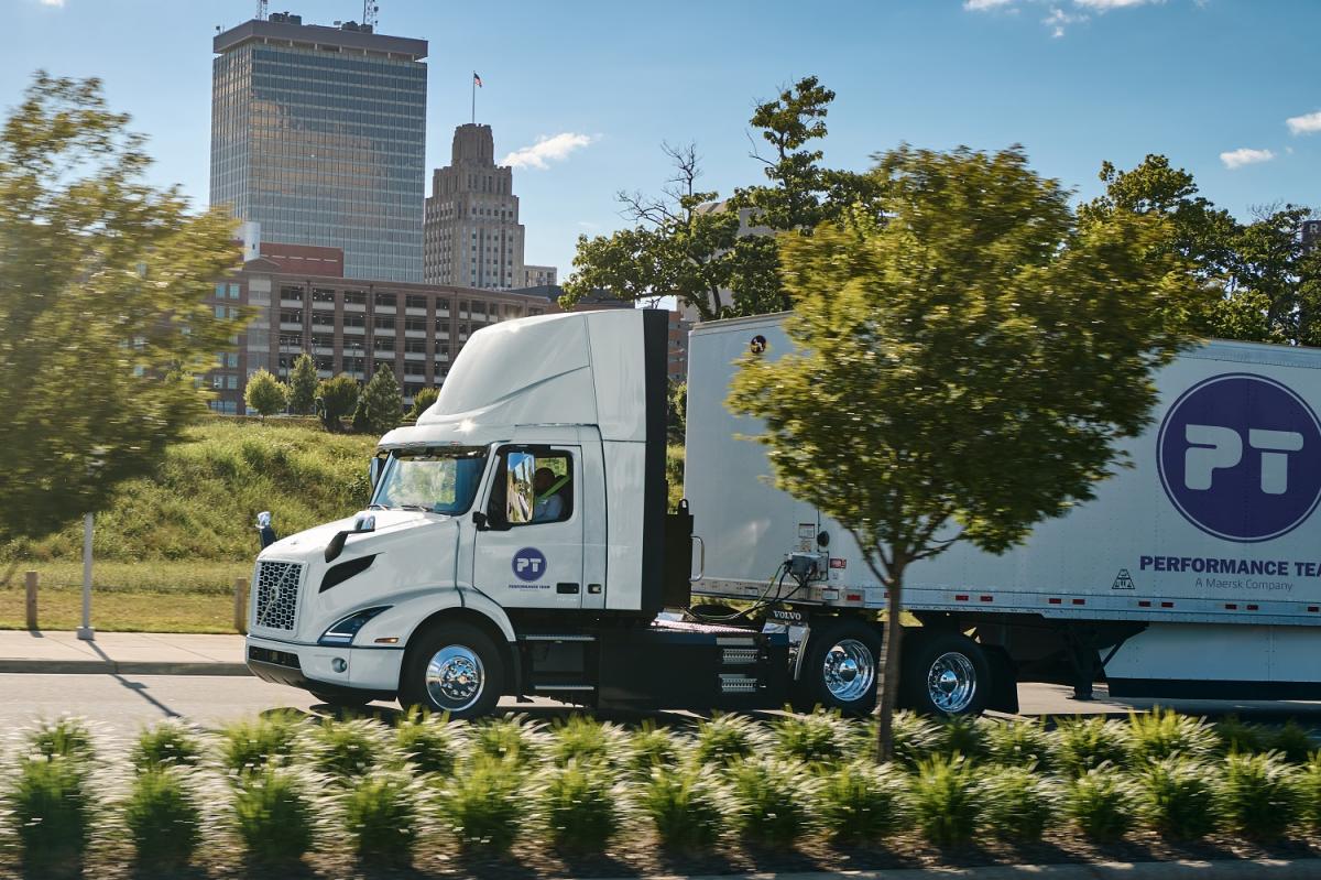 Rekordní objednávka elektrických nákladních vozidel Volvo od společnosti Maersk