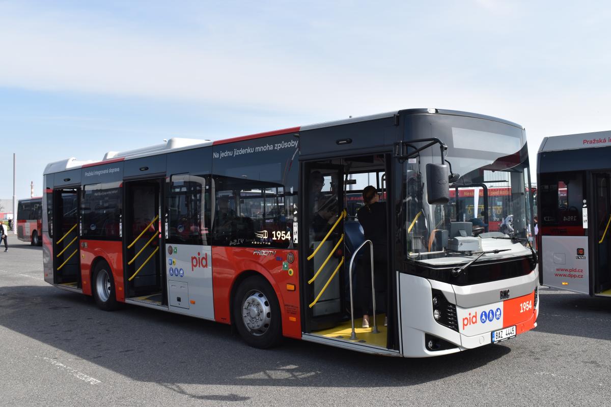 Autobusový den PID v Praze - Letňanech obrazem