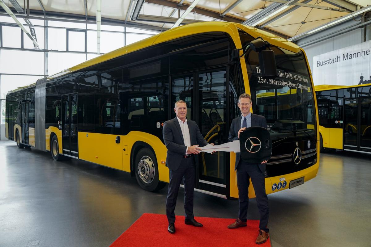 Daimler Buses předal v Drážďanech 250. autobus Mercedes-Benz