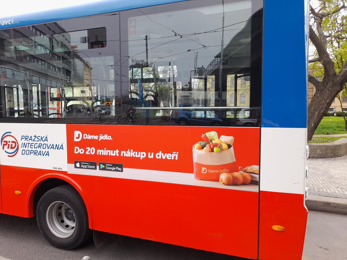 Další autobusy v Praze vozí reklamu od MOBILBOARD