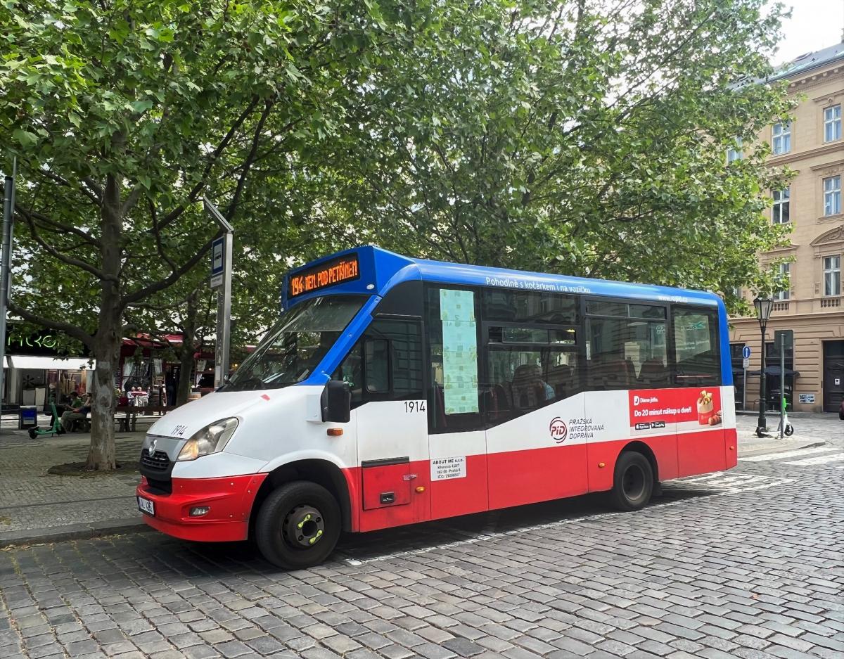 Další autobusy v Praze vozí reklamu od MOBILBOARD