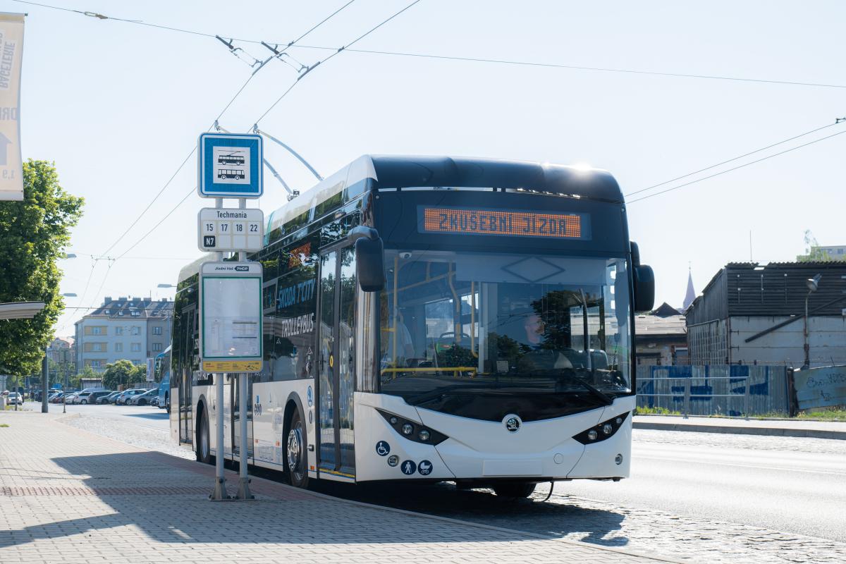 Nový škodovácký trolejbus zahájil testy v ulicích Plzně 