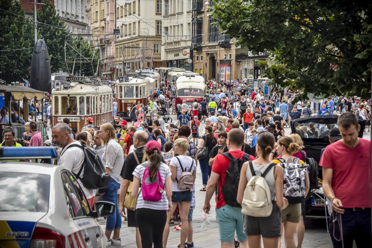 Dopravní nostalgie v Brně s historickými vozy a otevřenou trolejbusovou vozovnu v Komíně