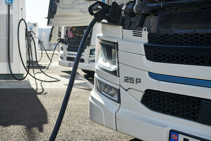 Tři konkurenti se spojili pro rychlé rozšíření nabíjecích bodů pro autobusy a trucky