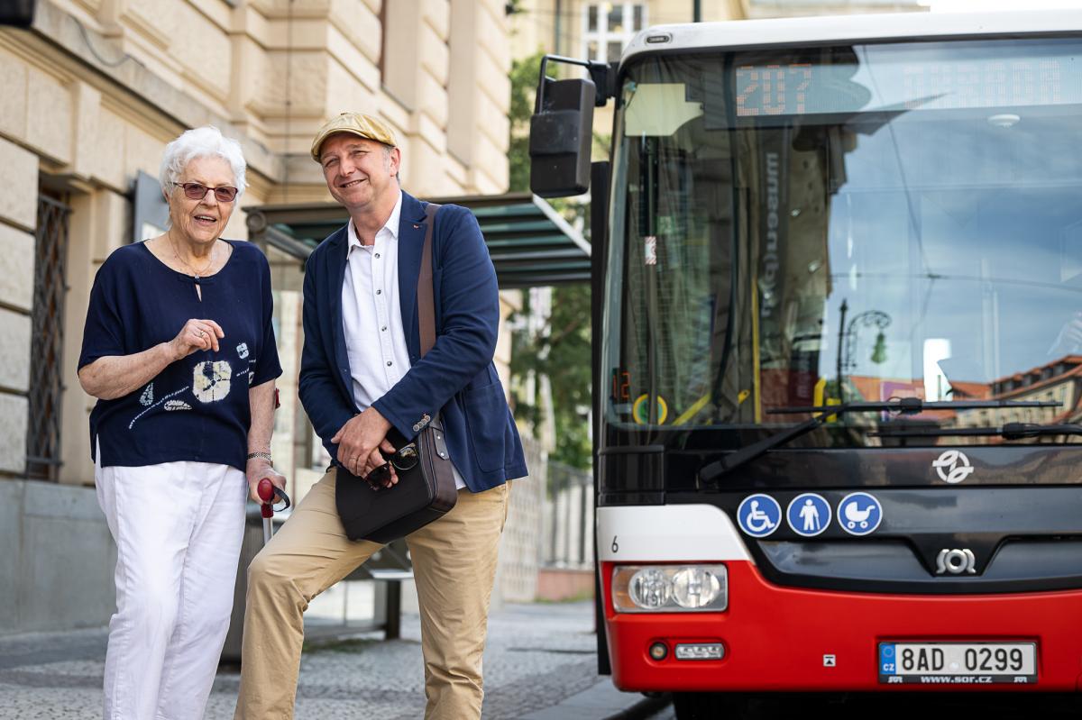 Hlas v autobusech a tramvajích PID nám připomene hlavního hrdinu z Mentalisty