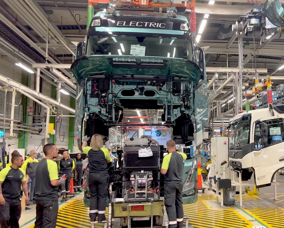 Volvo Trucks zahajuje sériovou výrobu těžkých elektrických nákladních vozidel