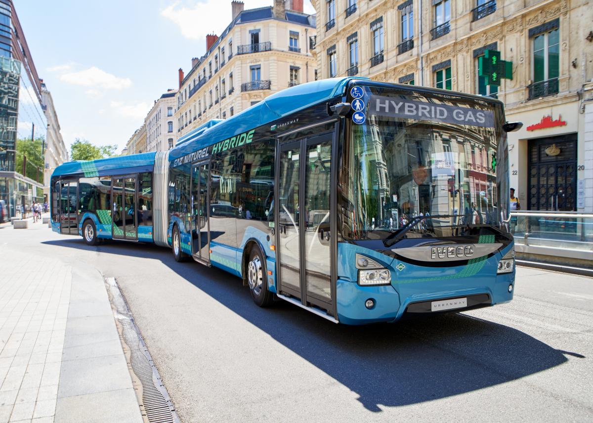 IVECO BUS představuje kloubový URBANWAY Hybrid CNG