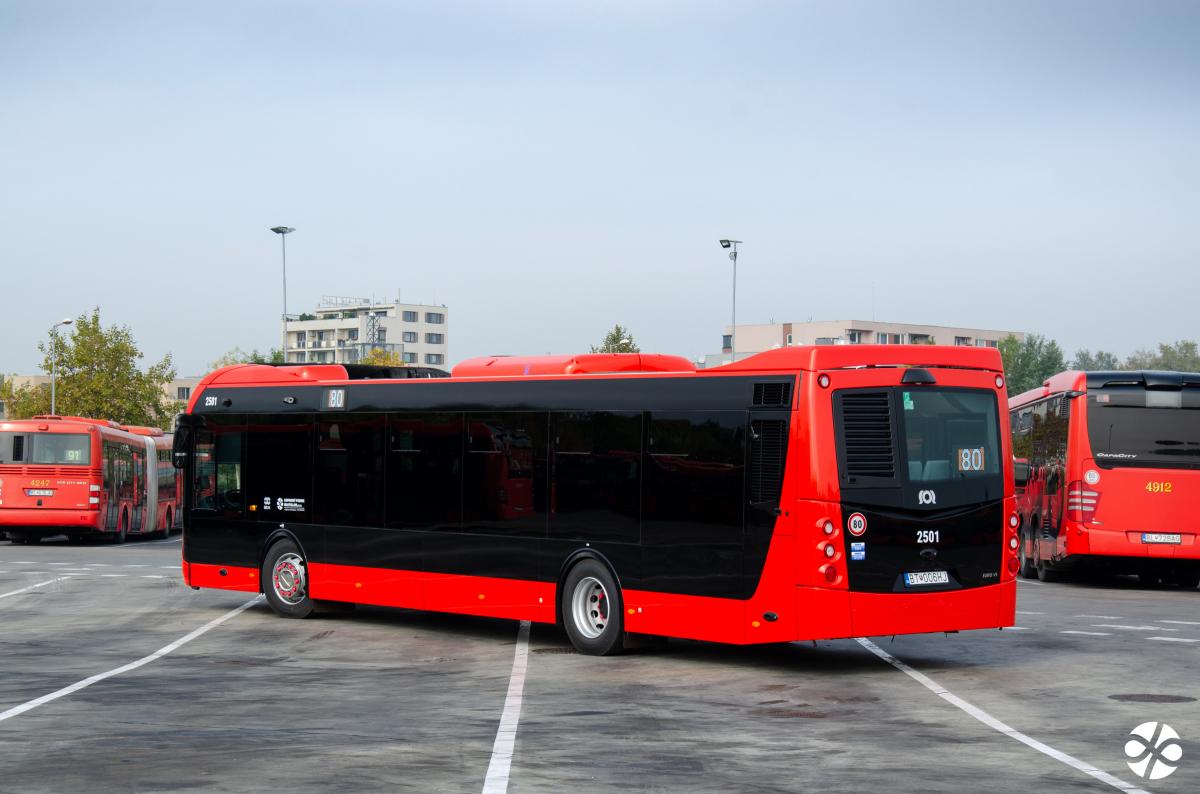 Obyvatelé Bratislavy si dnes prohlédli nové autobusy SOR NS 12