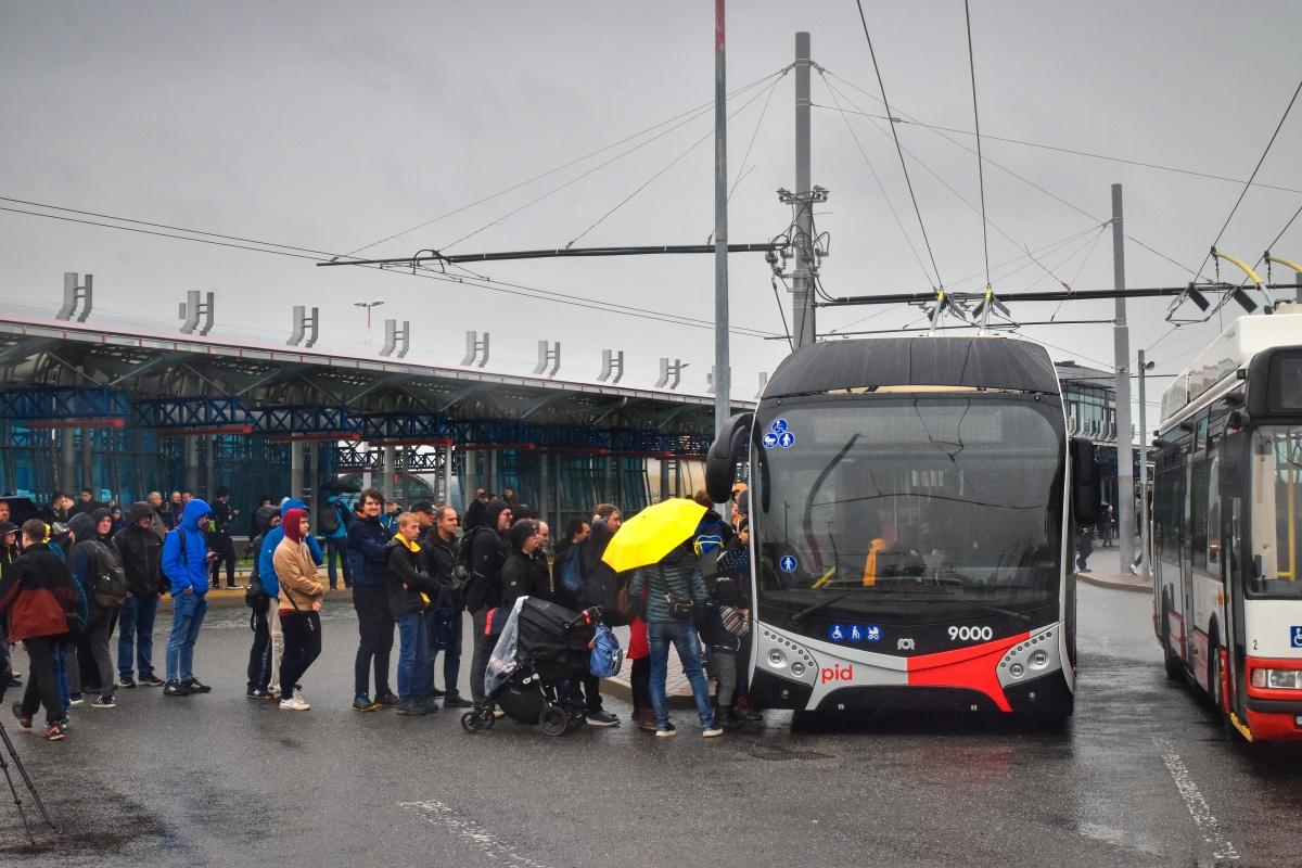 Návrat k zahájení zkušebního provozu na nové trolejbusové trati do Čakovic