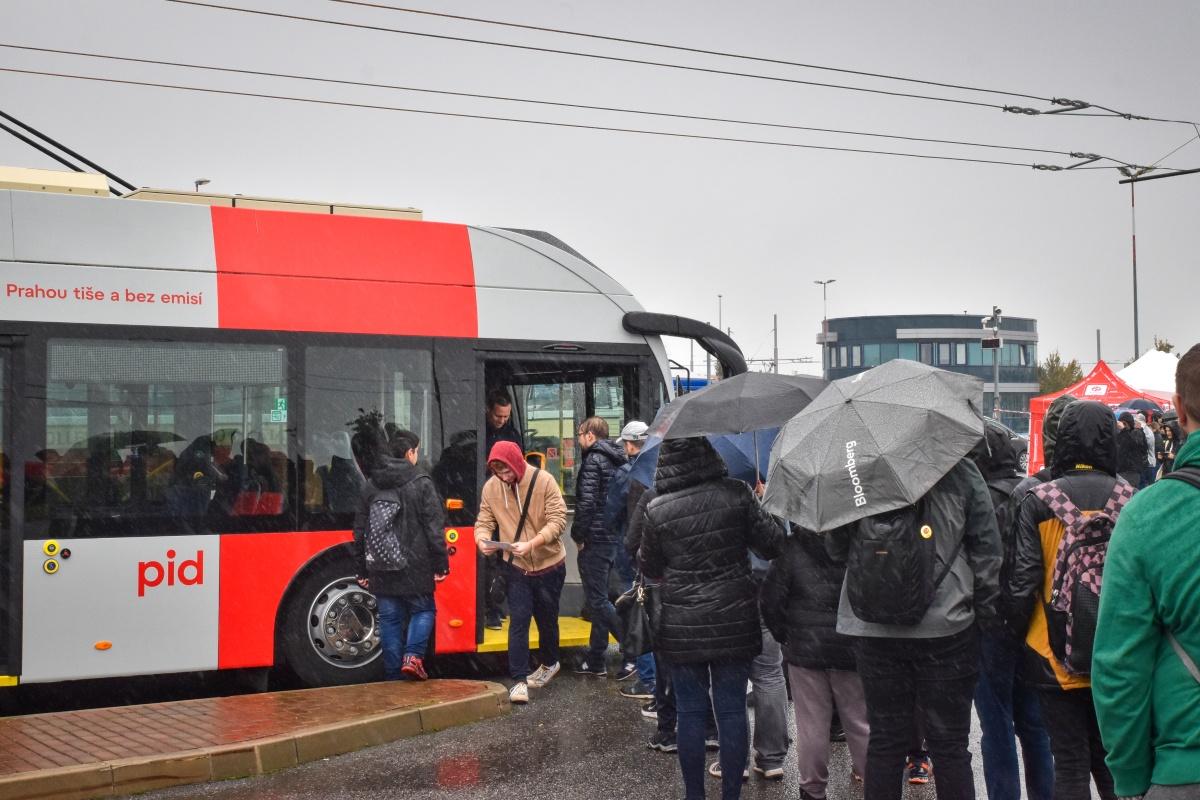 Návrat k zahájení zkušebního provozu na nové trolejbusové trati do Čakovic