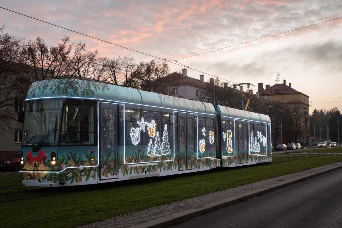 V Plzni na první adventní neděli vyjede vánoční tramvaj 