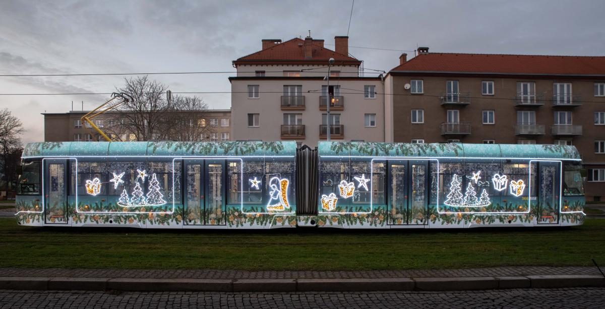 V Plzni na první adventní neděli vyjede vánoční tramvaj 