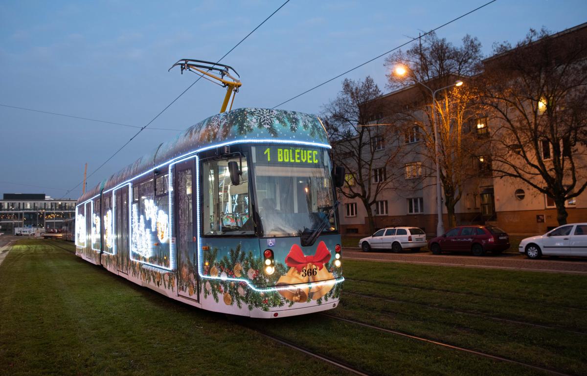 V Plzni na první adventní neděli vyjede vánoční tramvaj 