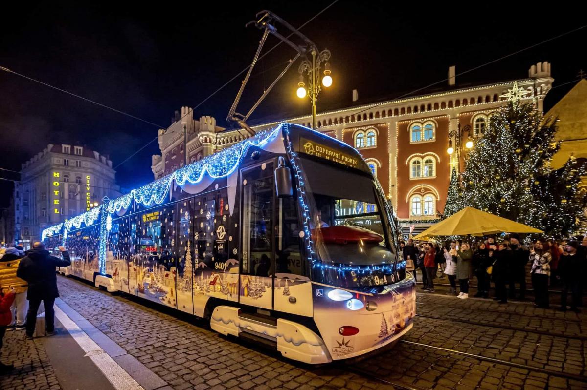 Po Praze jezdí flotila deseti vánočních vozů