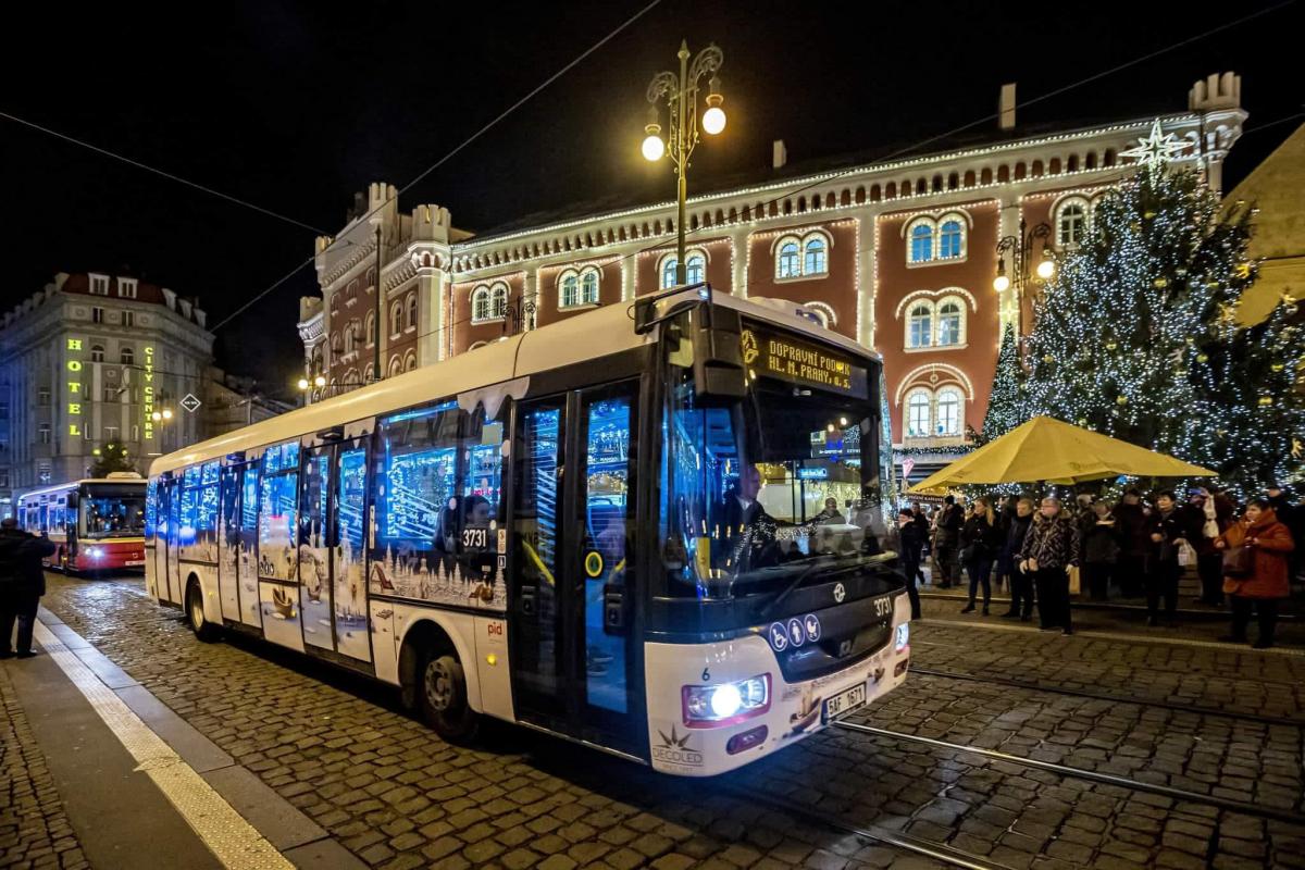 Po Praze jezdí flotila deseti vánočních vozů