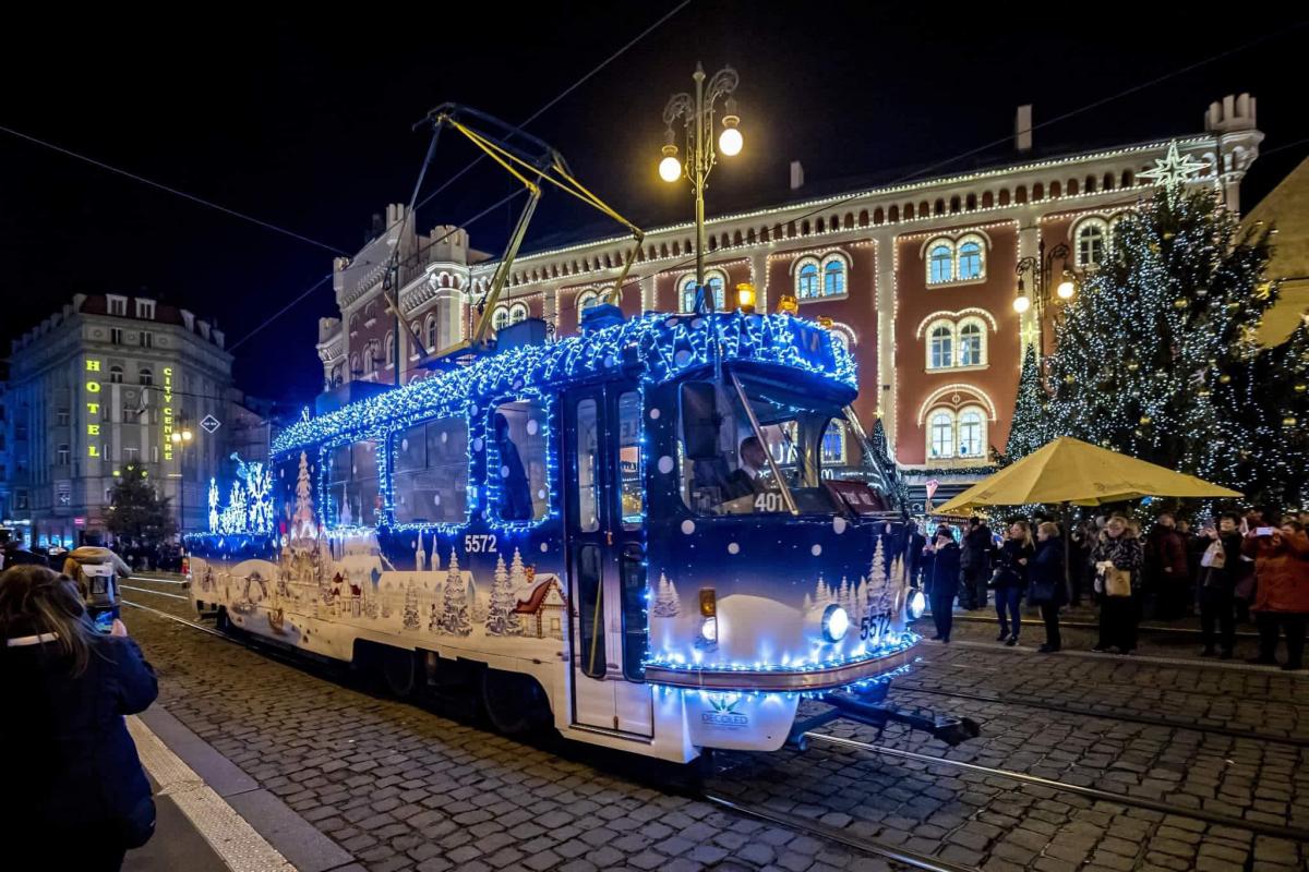 Po Praze jezdí flotila deseti vánočních vozů