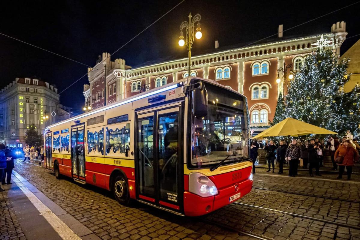 Po Praze jezdí flotila deseti vánočních vozů