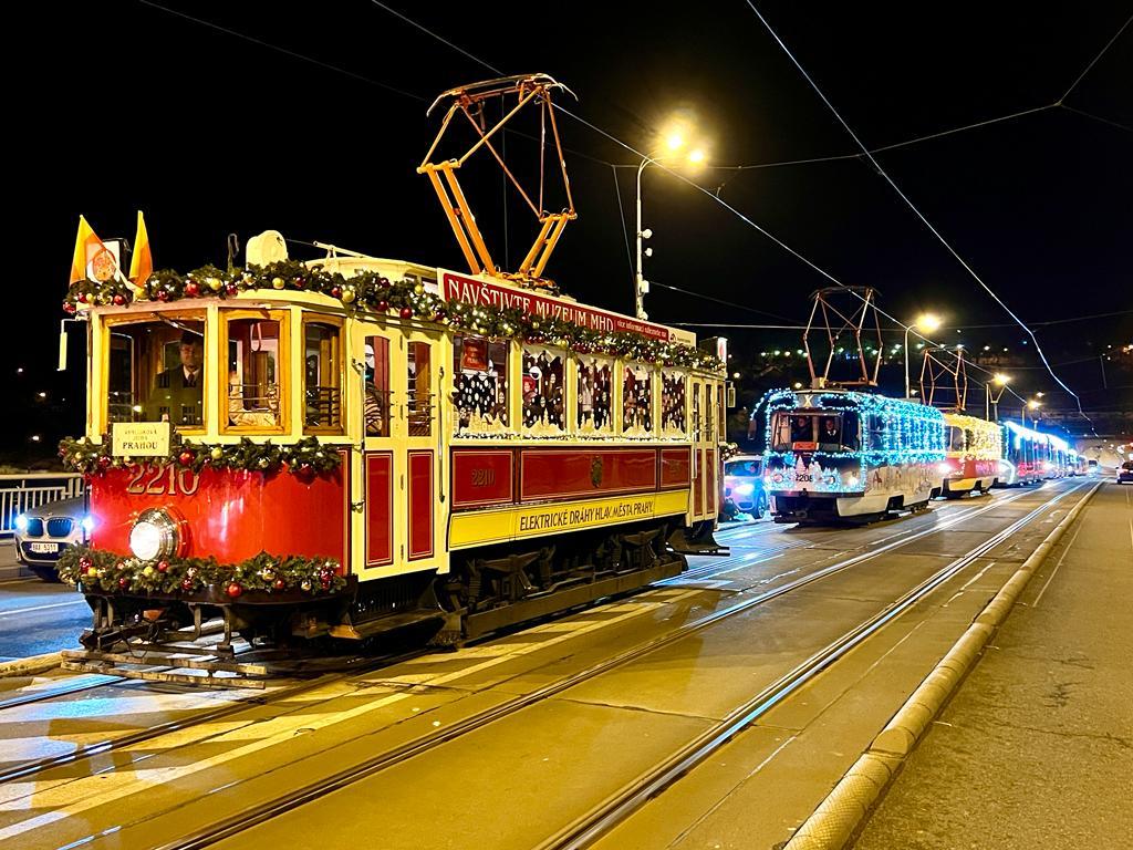 Po Praze jezdí flotila deseti vánočních vozů