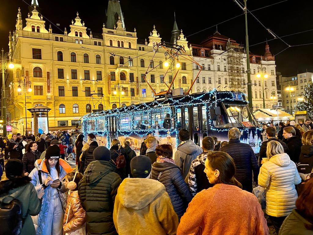 Po Praze jezdí flotila deseti vánočních vozů