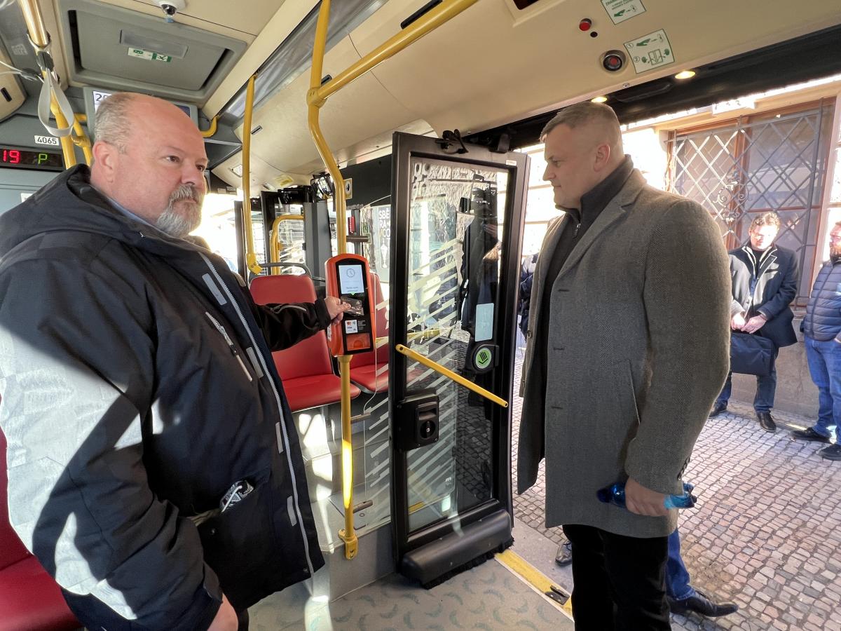 Praha zahájila provoz jízdenkových terminálů pro bezhotovostní platby v autobusech