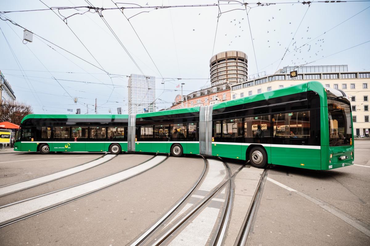 Nejdelší elektrobusy ve Švýcarsku jsou v provozu