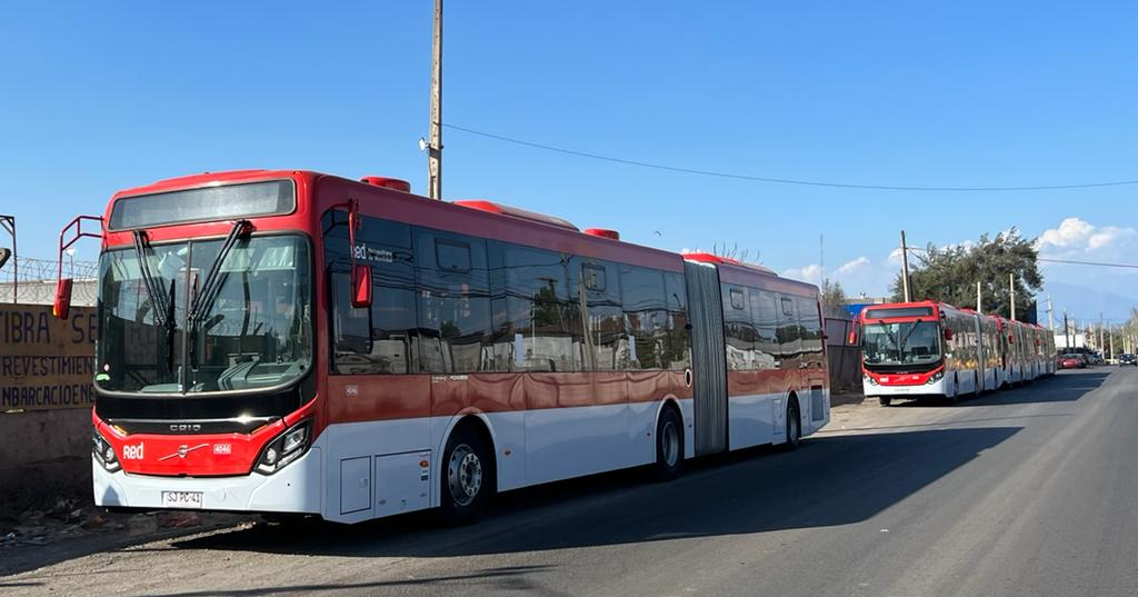 Obrovská dodávka autobusů Volvo překonala při cestě do Chile pohoří Andy 