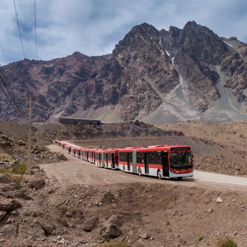 Obrovská dodávka autobusů Volvo překonala při cestě do Chile pohoří Andy 